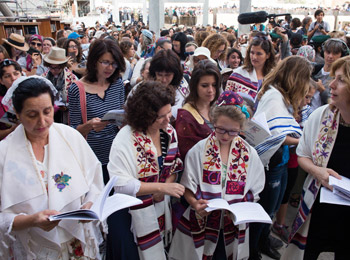 Police stand guard as Women of the Wall prayed at the Western Wall on June 09. [Flash90 photo]