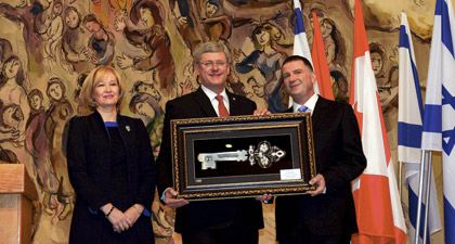 Stephen Harper receives key to the Knesset from Speaker MK Yuli Edelshtein [Israel Sun photo]
