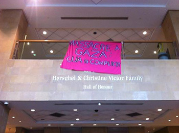 Anti-Israel protesters hung their ban-ner from the mezzanine of Federation CJA’s Cummings House.
