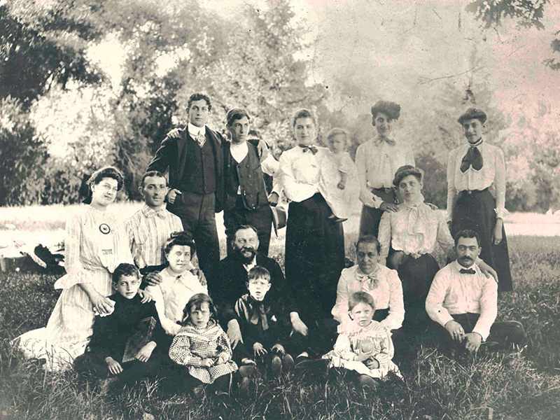 Ladies Aid picnic, Oakville, 1901. Ida Siegel pictured on far left. ONTARIO JEWISH ARCHIVES BLANKENSTEIN HERITAGE CENTRE PHOTO